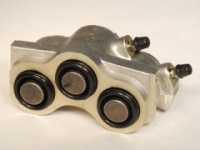 Цилиндр тормозной переднего суппорта 21214 (выпуск с 2016г) АЗ L